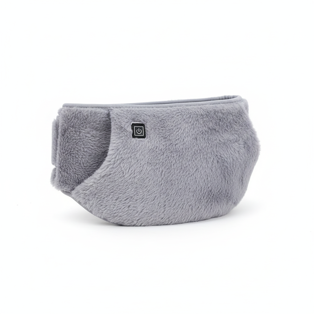 Ceinture chauffante douce et ergonomique posée sur une table en bois dans un salon chaleureux, idéale pour apaiser les tensions musculaires et favoriser le bien-être au quotidien. BodyEase