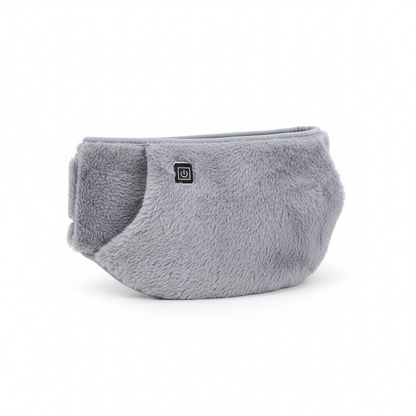 Ceinture chauffante douce et ergonomique posée sur une table en bois dans un salon chaleureux, idéale pour apaiser les tensions musculaires et favoriser le bien-être au quotidien. BodyEase