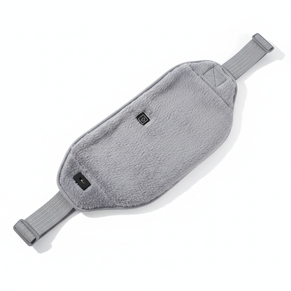 Ceinture chauffante douce et ergonomique posée sur une table en bois dans un salon chaleureux, idéale pour apaiser les tensions musculaires et favoriser le bien-être au quotidien. BodyEase